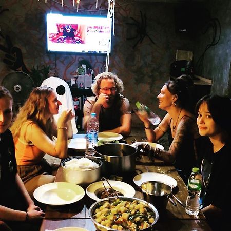 Revolution Asoke Hostel Банкок Екстериор снимка