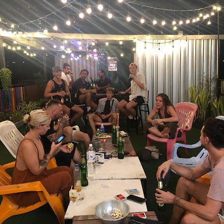 Revolution Asoke Hostel Банкок Екстериор снимка