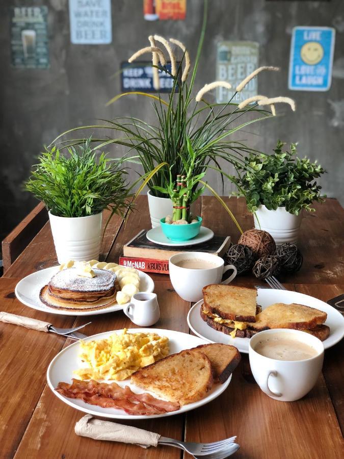 Revolution Asoke Hostel Банкок Екстериор снимка