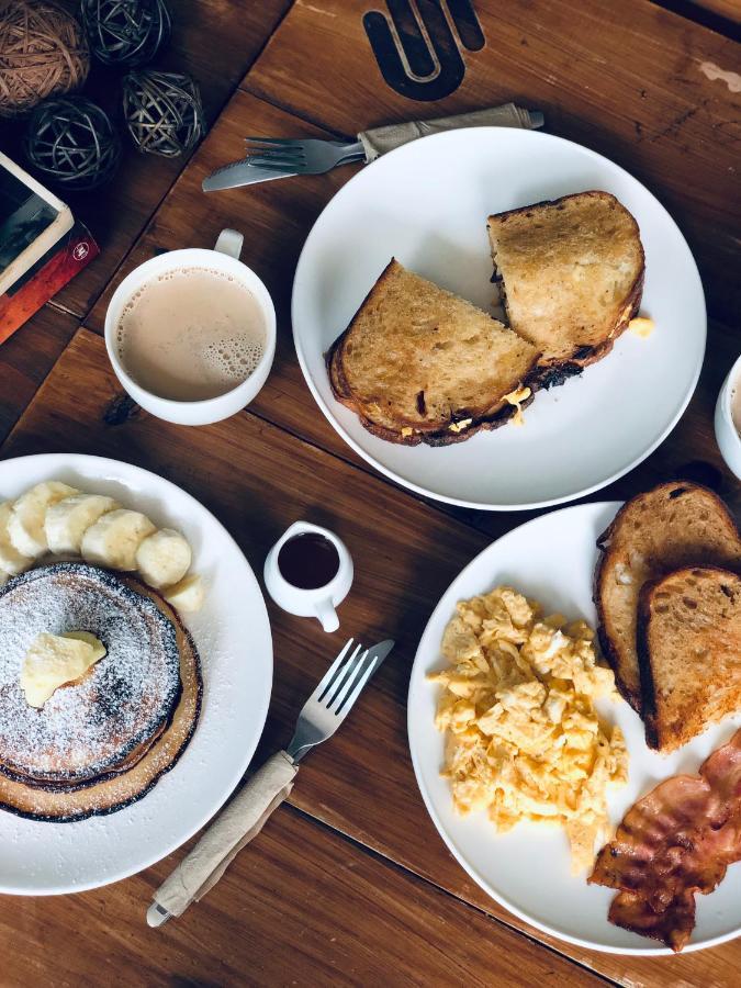Revolution Asoke Hostel Банкок Екстериор снимка