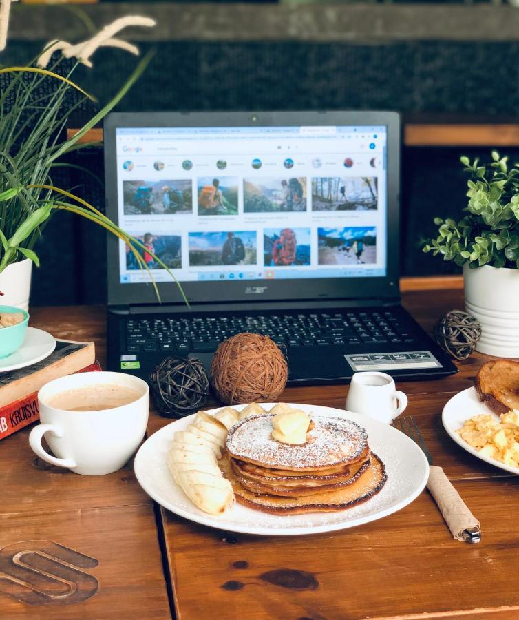Revolution Asoke Hostel Банкок Екстериор снимка