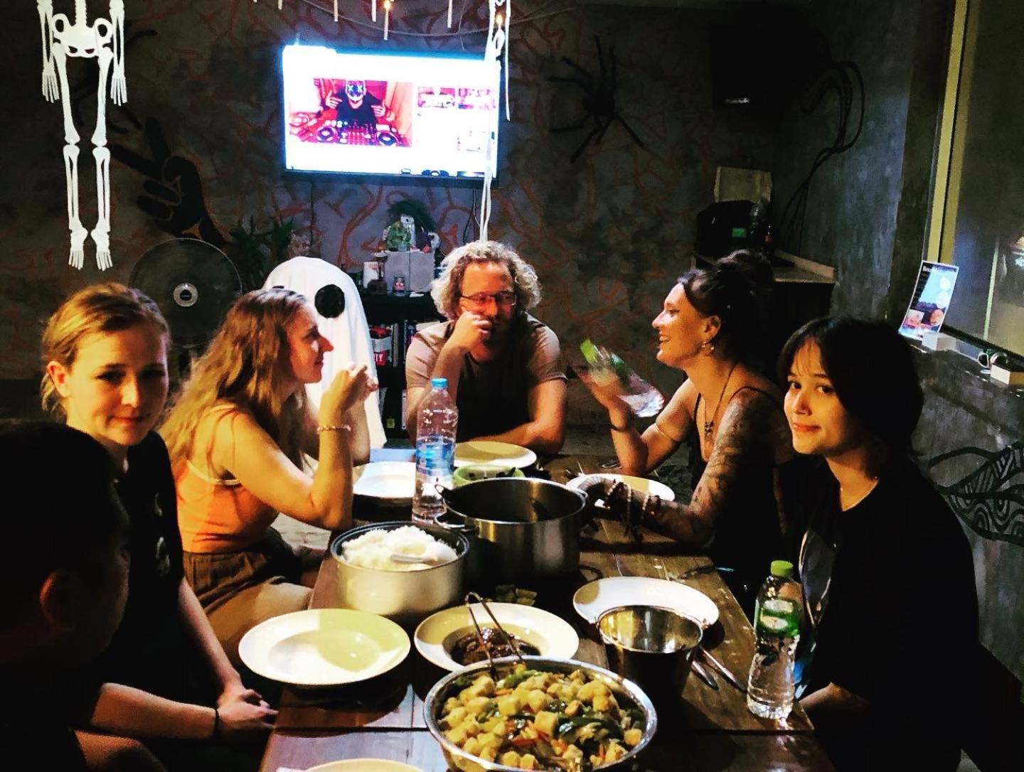 Revolution Asoke Hostel Банкок Екстериор снимка