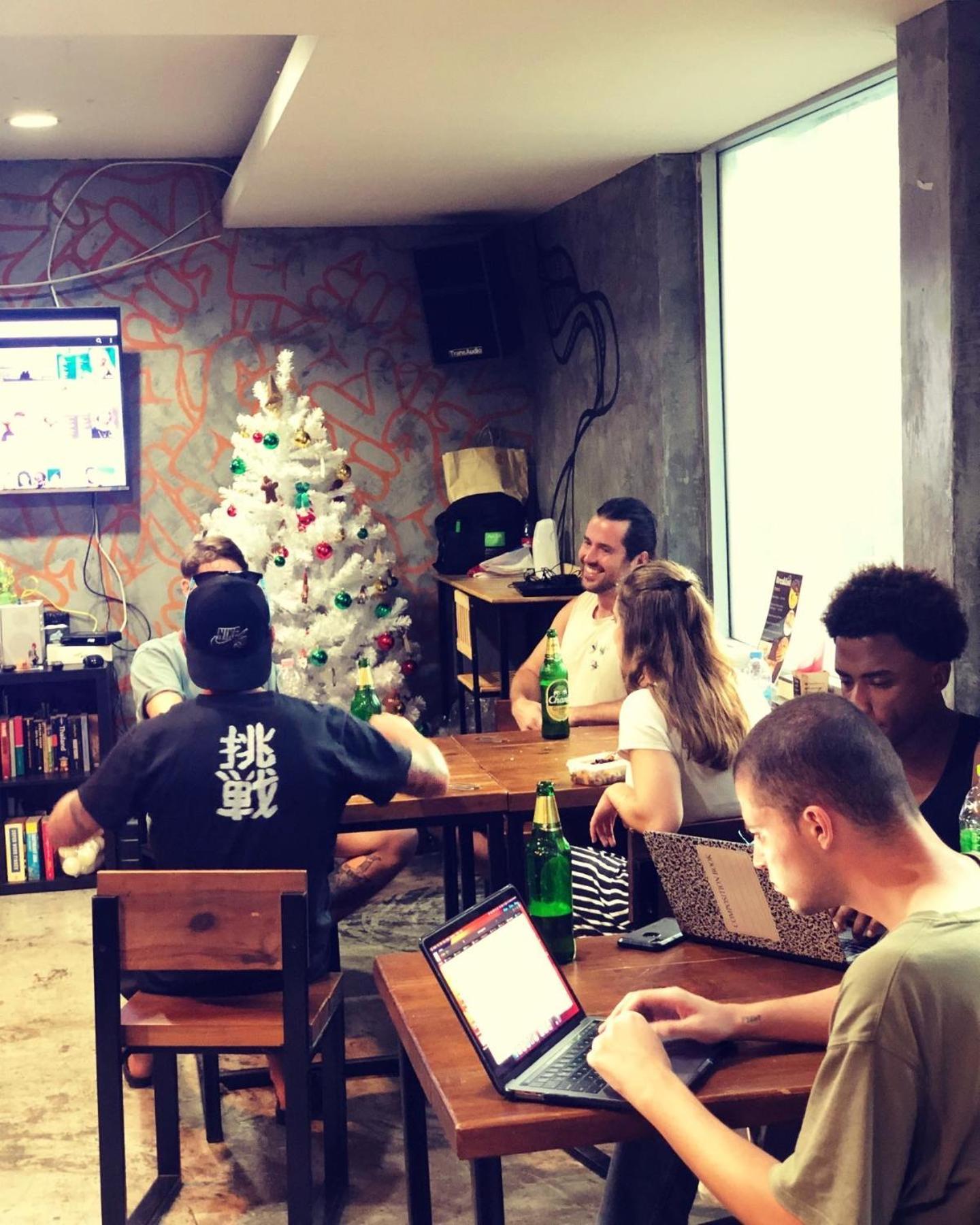 Revolution Asoke Hostel Банкок Екстериор снимка