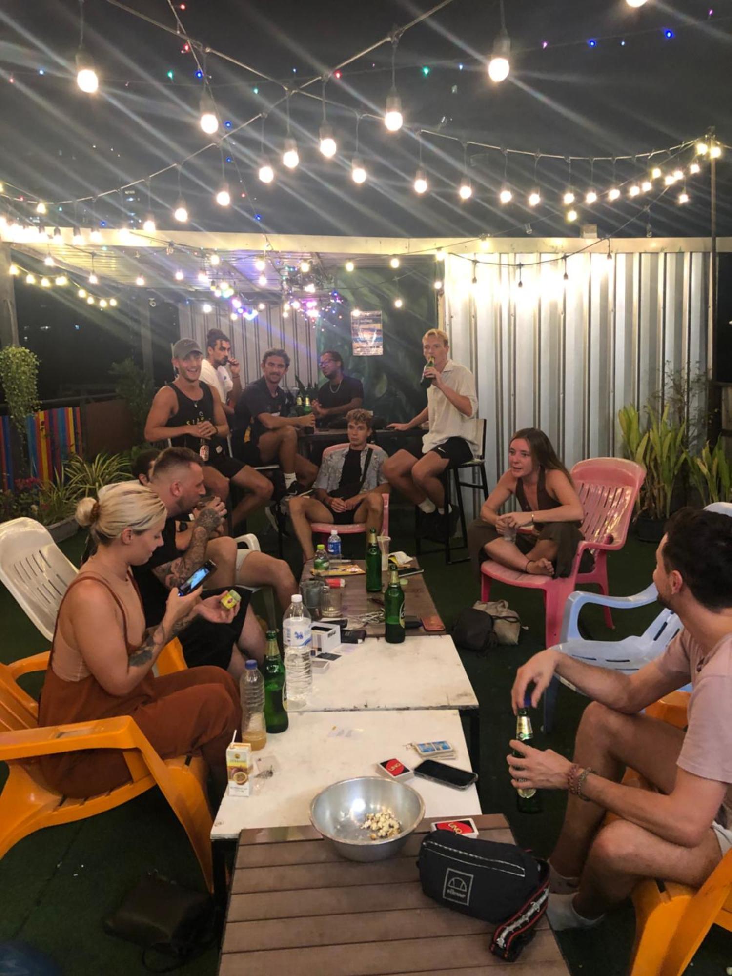 Revolution Asoke Hostel Банкок Екстериор снимка