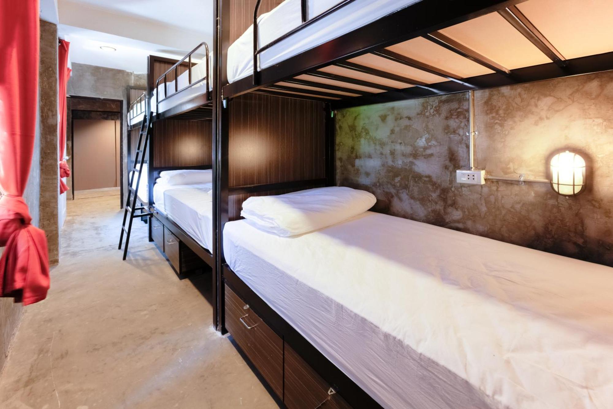 Revolution Asoke Hostel Банкок Екстериор снимка