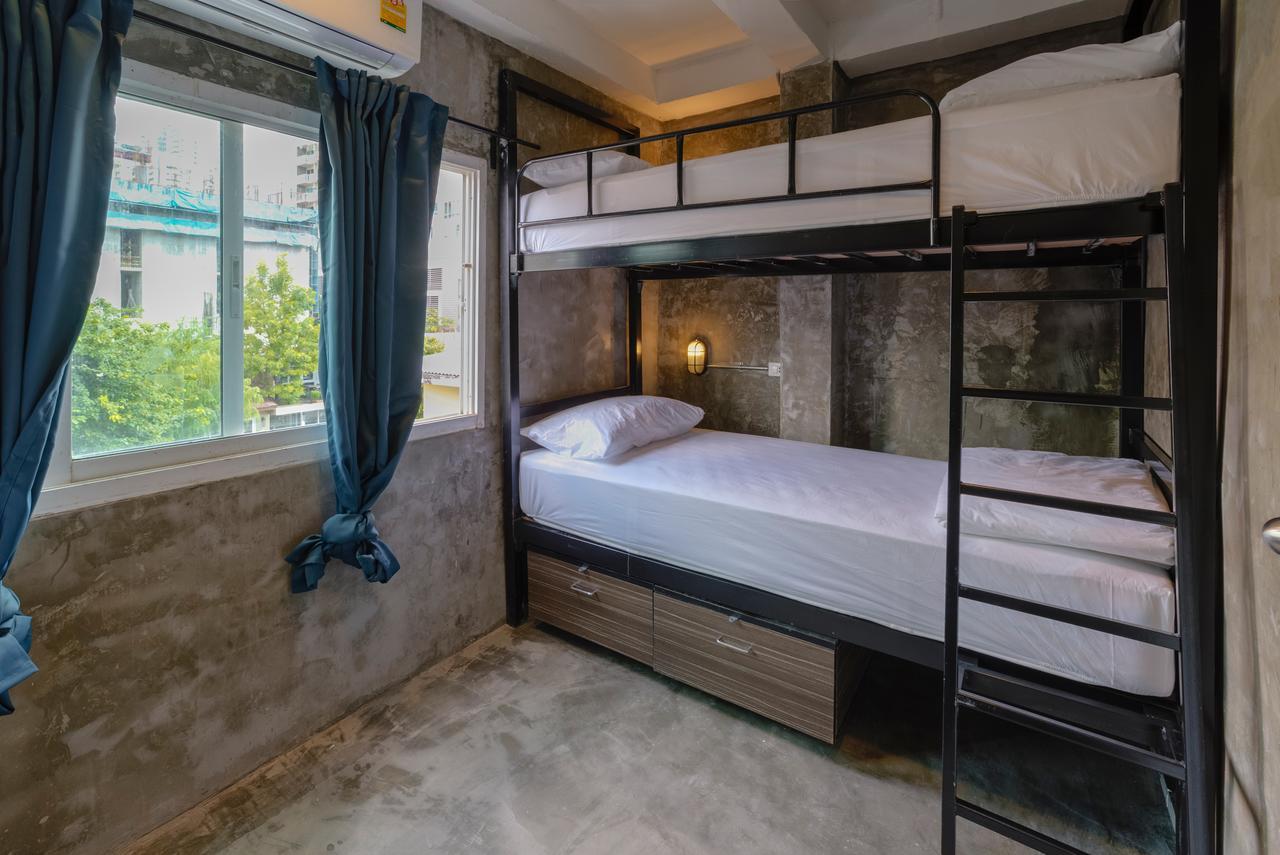 Revolution Asoke Hostel Банкок Екстериор снимка