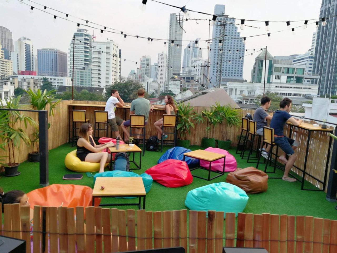 Revolution Asoke Hostel Банкок Екстериор снимка
