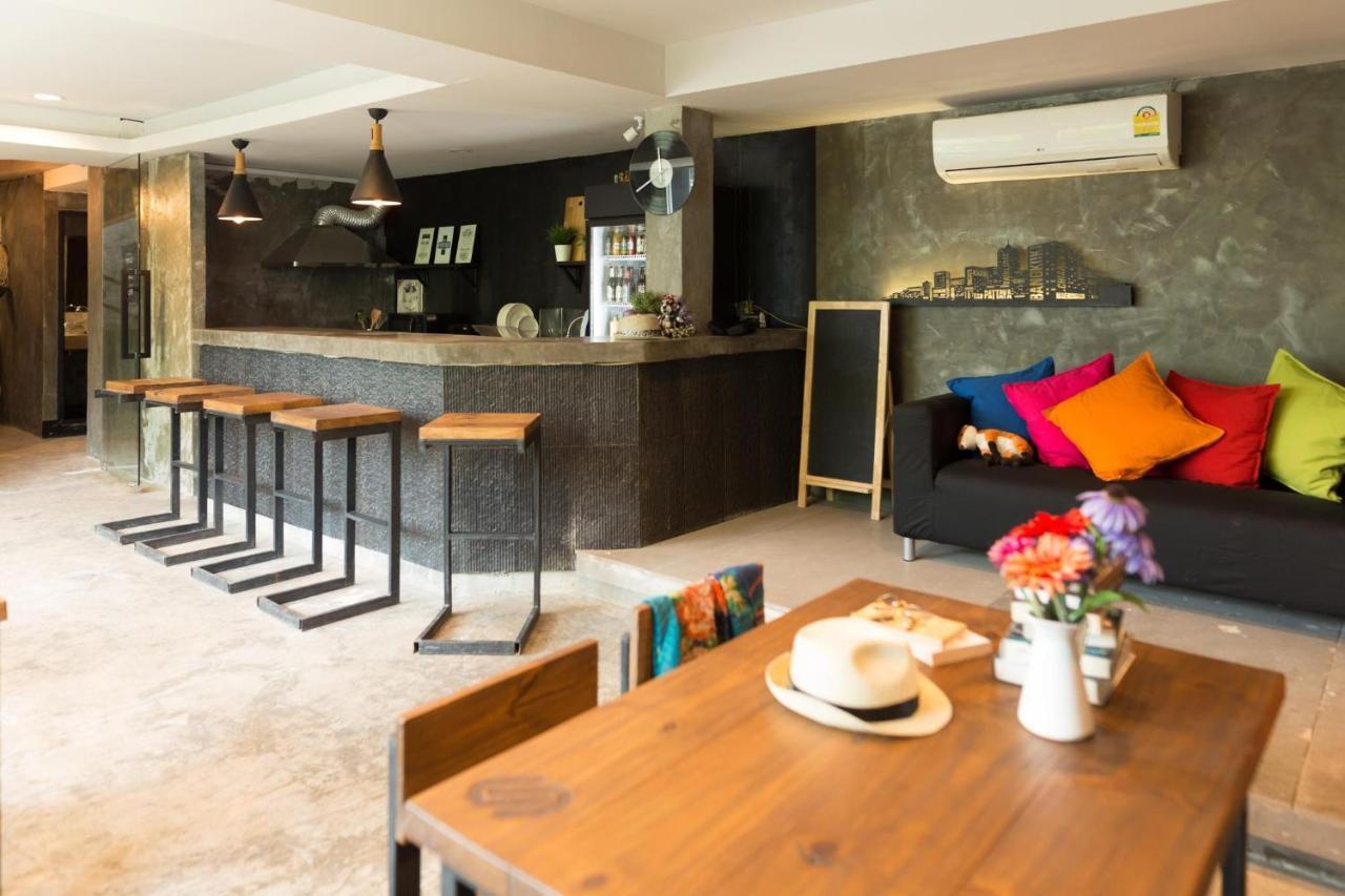 Revolution Asoke Hostel Банкок Екстериор снимка