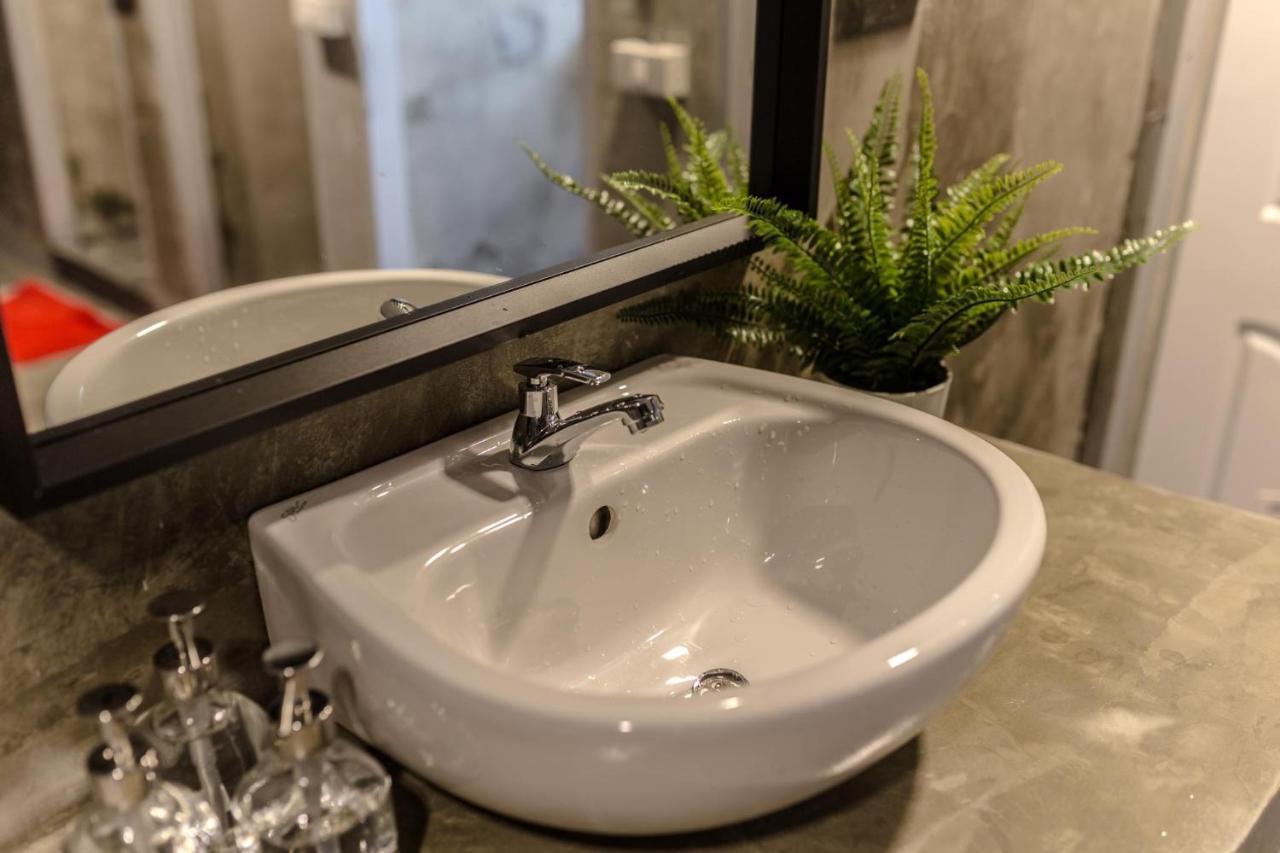 Revolution Asoke Hostel Банкок Екстериор снимка