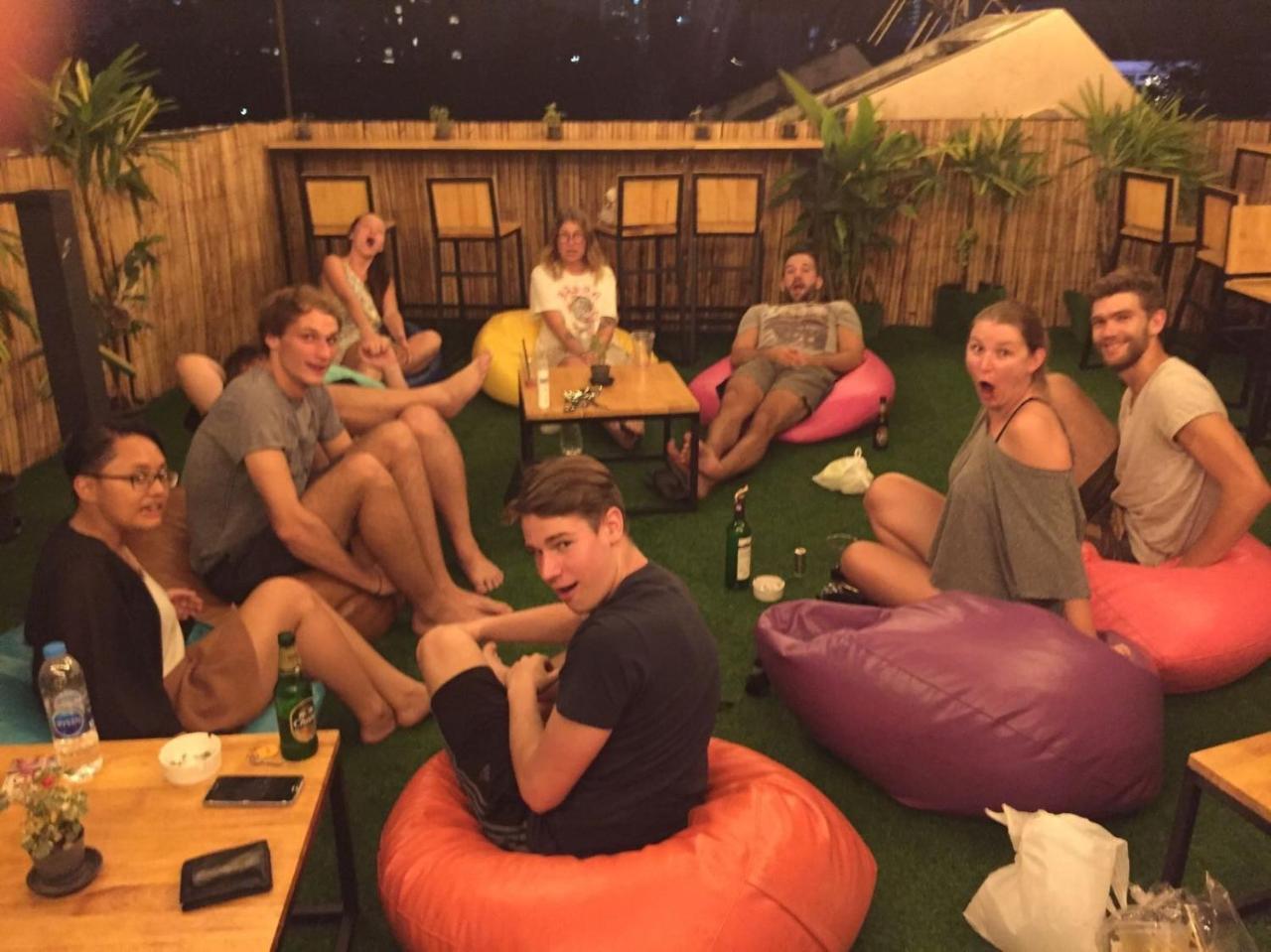 Revolution Asoke Hostel Банкок Екстериор снимка