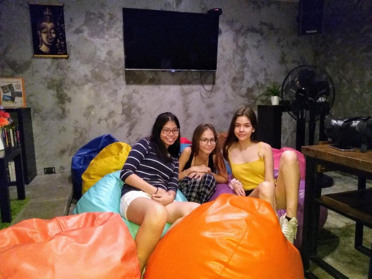 Revolution Asoke Hostel Банкок Екстериор снимка