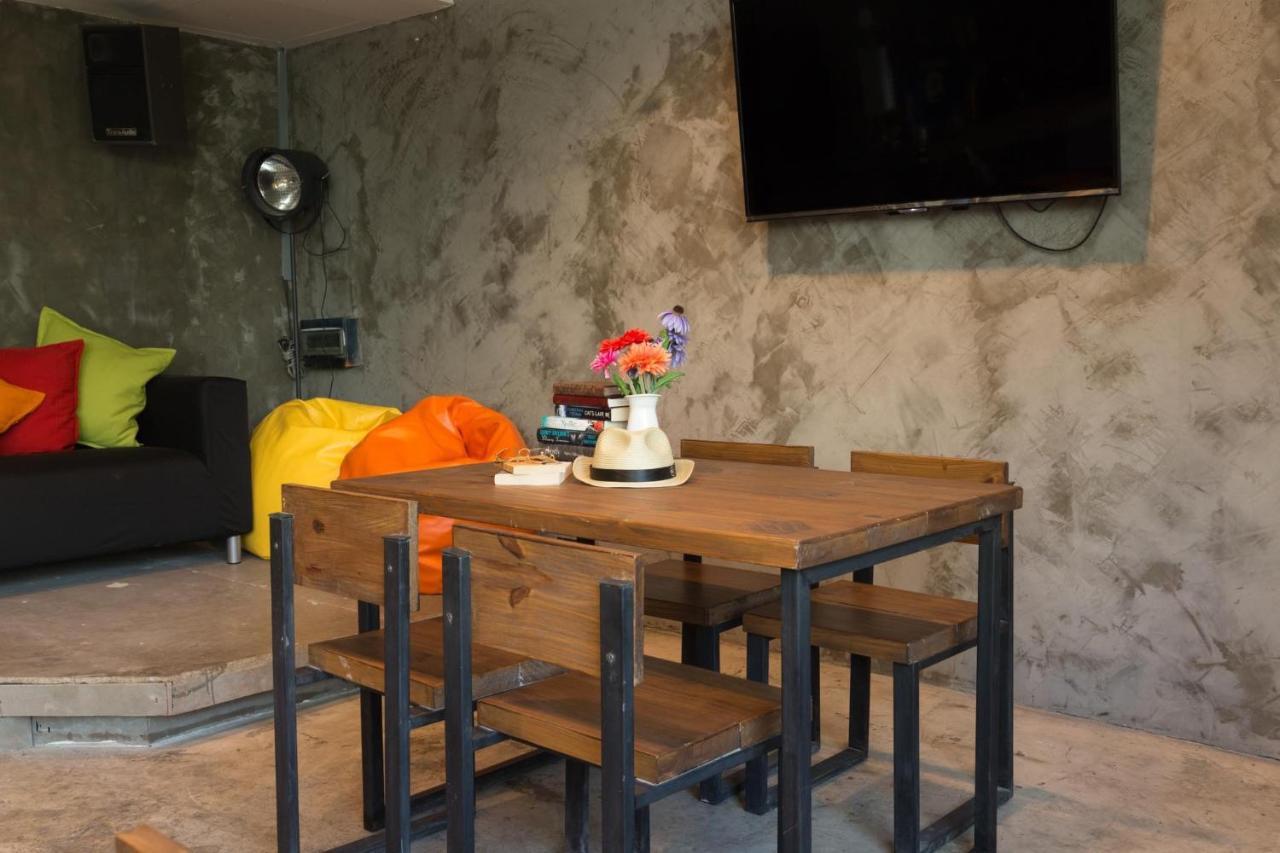Revolution Asoke Hostel Банкок Екстериор снимка