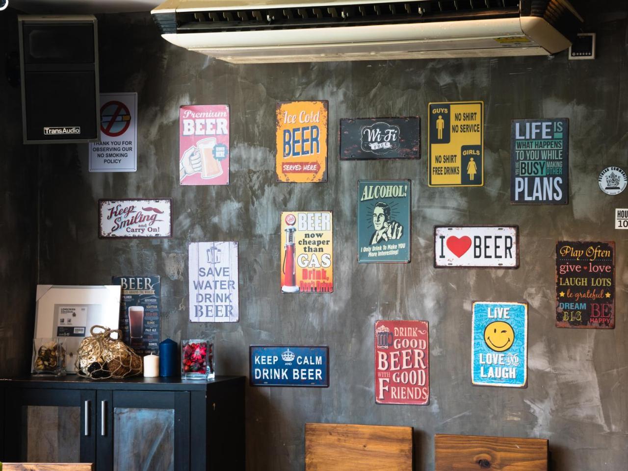 Revolution Asoke Hostel Банкок Екстериор снимка