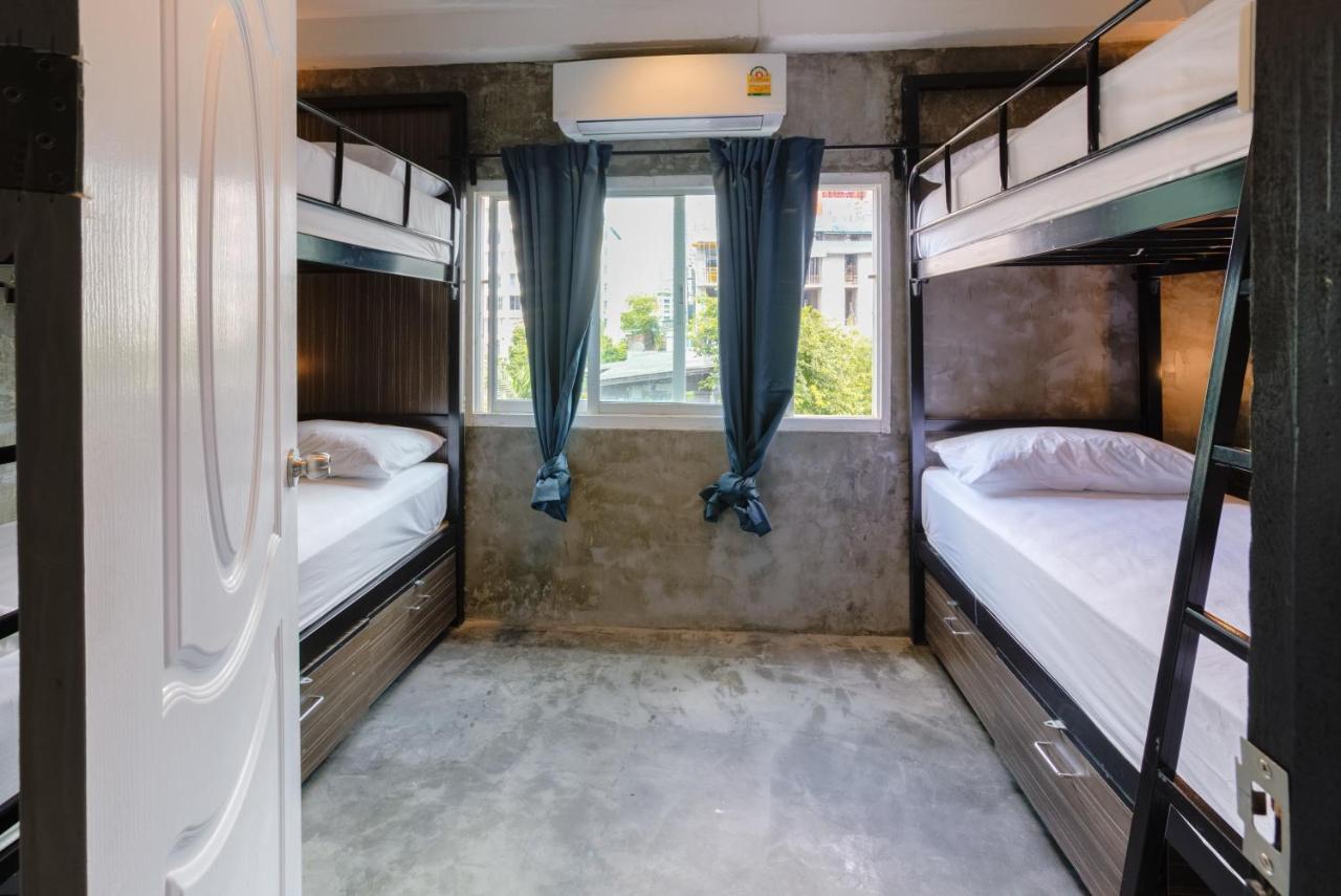 Revolution Asoke Hostel Банкок Екстериор снимка