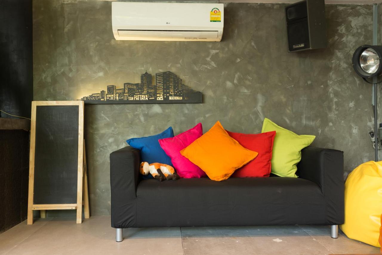 Revolution Asoke Hostel Банкок Екстериор снимка