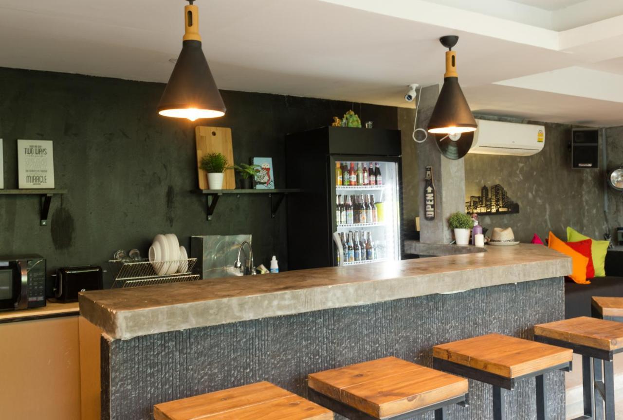 Revolution Asoke Hostel Банкок Екстериор снимка