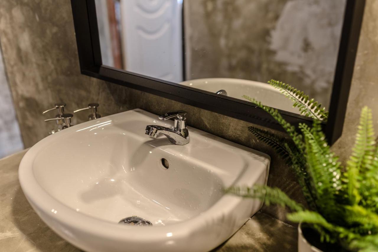 Revolution Asoke Hostel Банкок Екстериор снимка