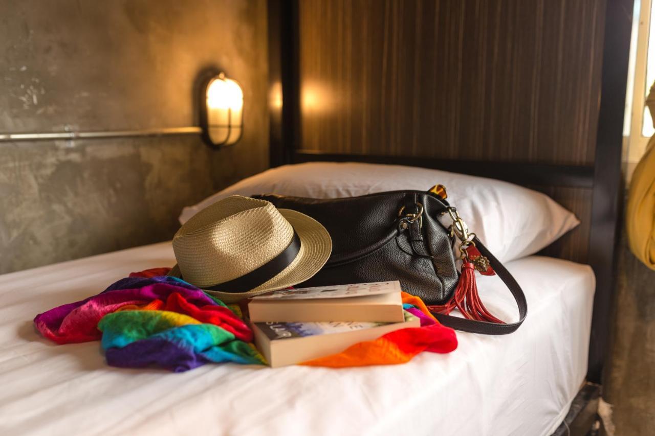 Revolution Asoke Hostel Банкок Екстериор снимка