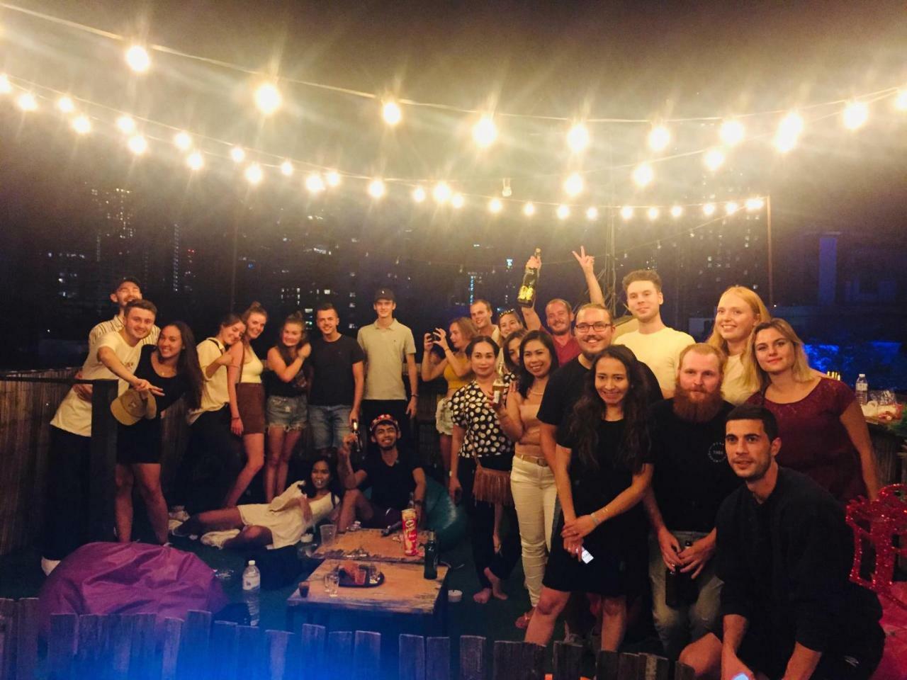Revolution Asoke Hostel Банкок Екстериор снимка