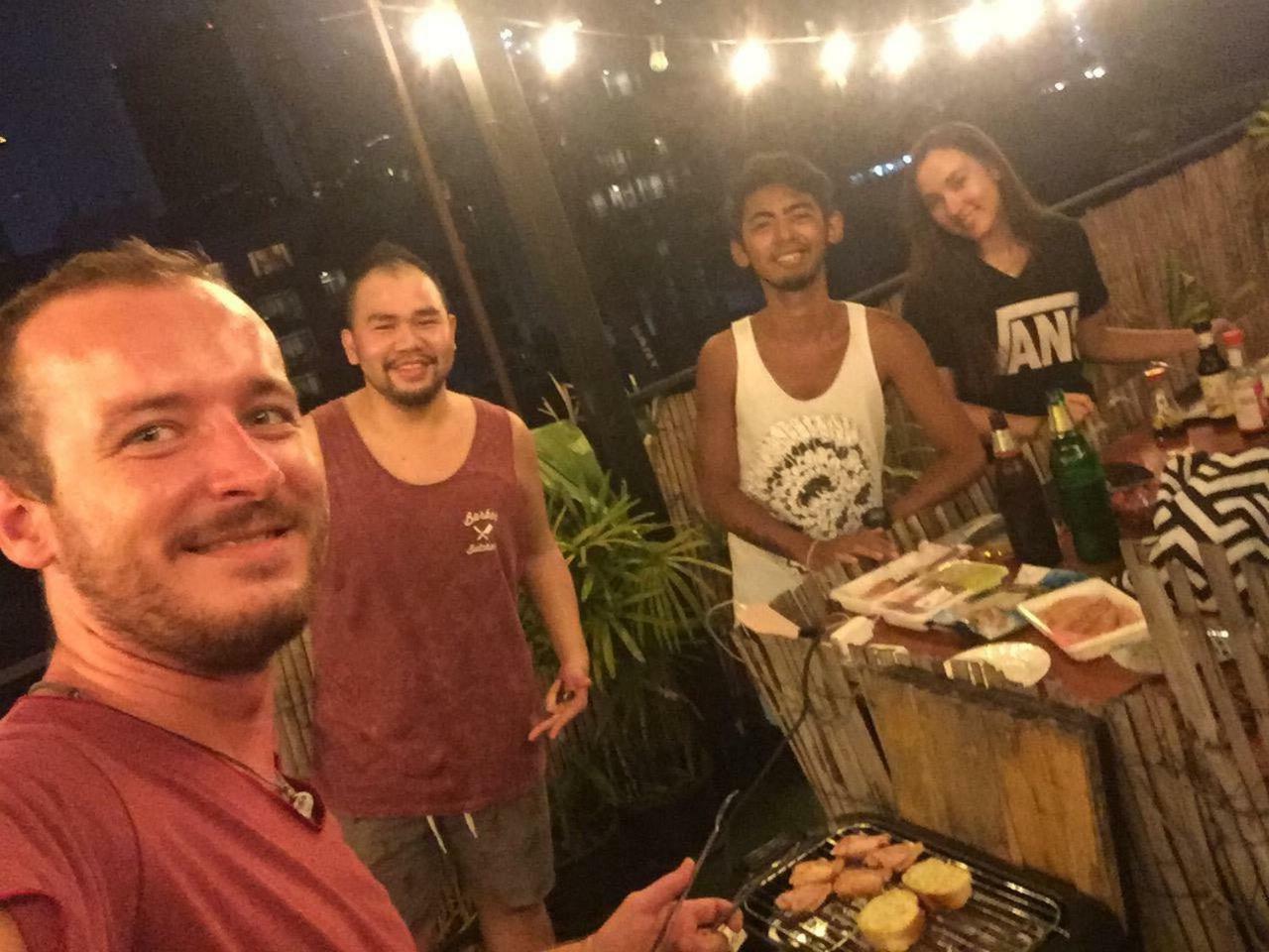 Revolution Asoke Hostel Банкок Екстериор снимка